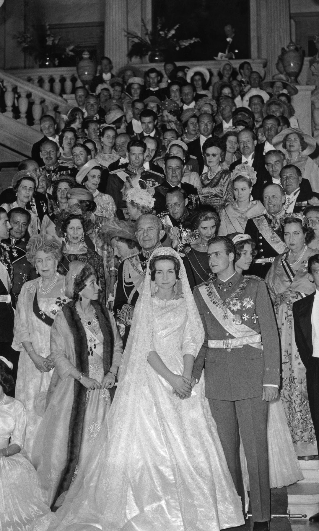 La reina Victoria Eugenia con sus broches gemelos, a la izquierda de la imagen, junto a Federica de Grecia en la boda de los reyes Juan Carlos y Sofía