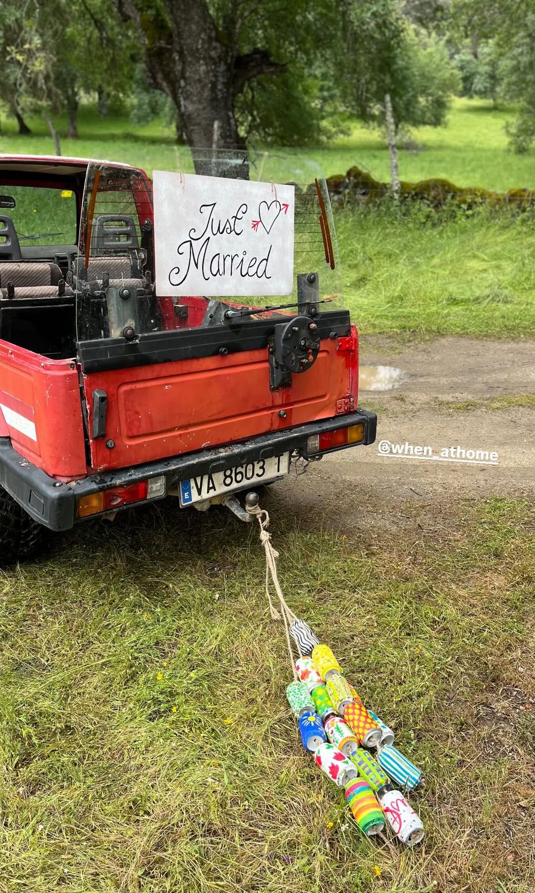 Detalle de las latas del cheep de los recién casados