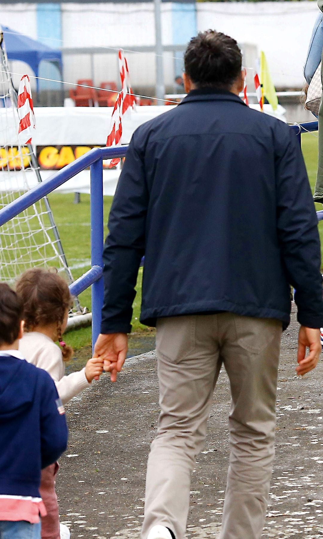Marta Ortega pendiente de su marido, Carlos Torretta, que camina de la mano de su hija, Matilda, de cuatro años