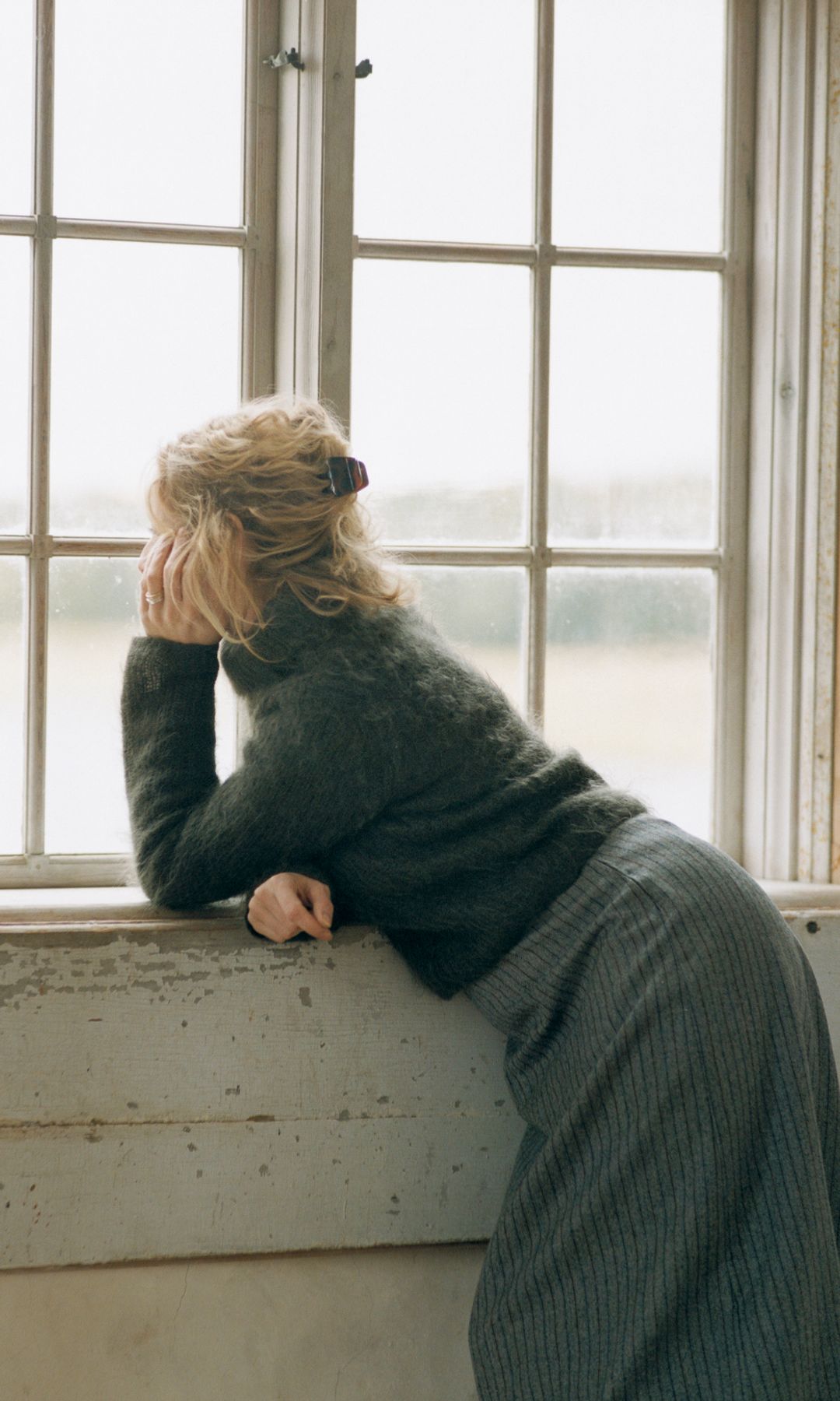 Mujer mirando por la ventana