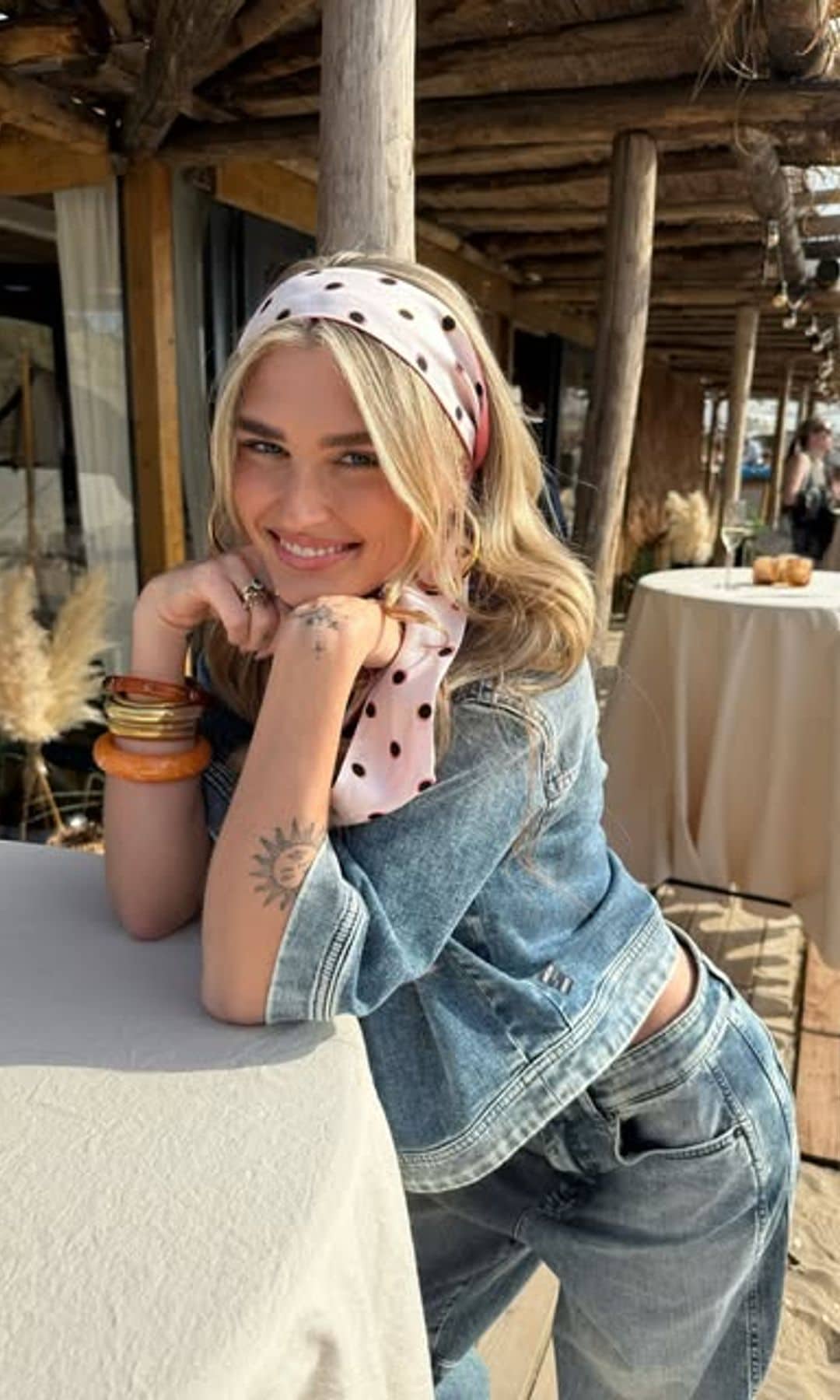 pañuelo tipo diadema y total denim