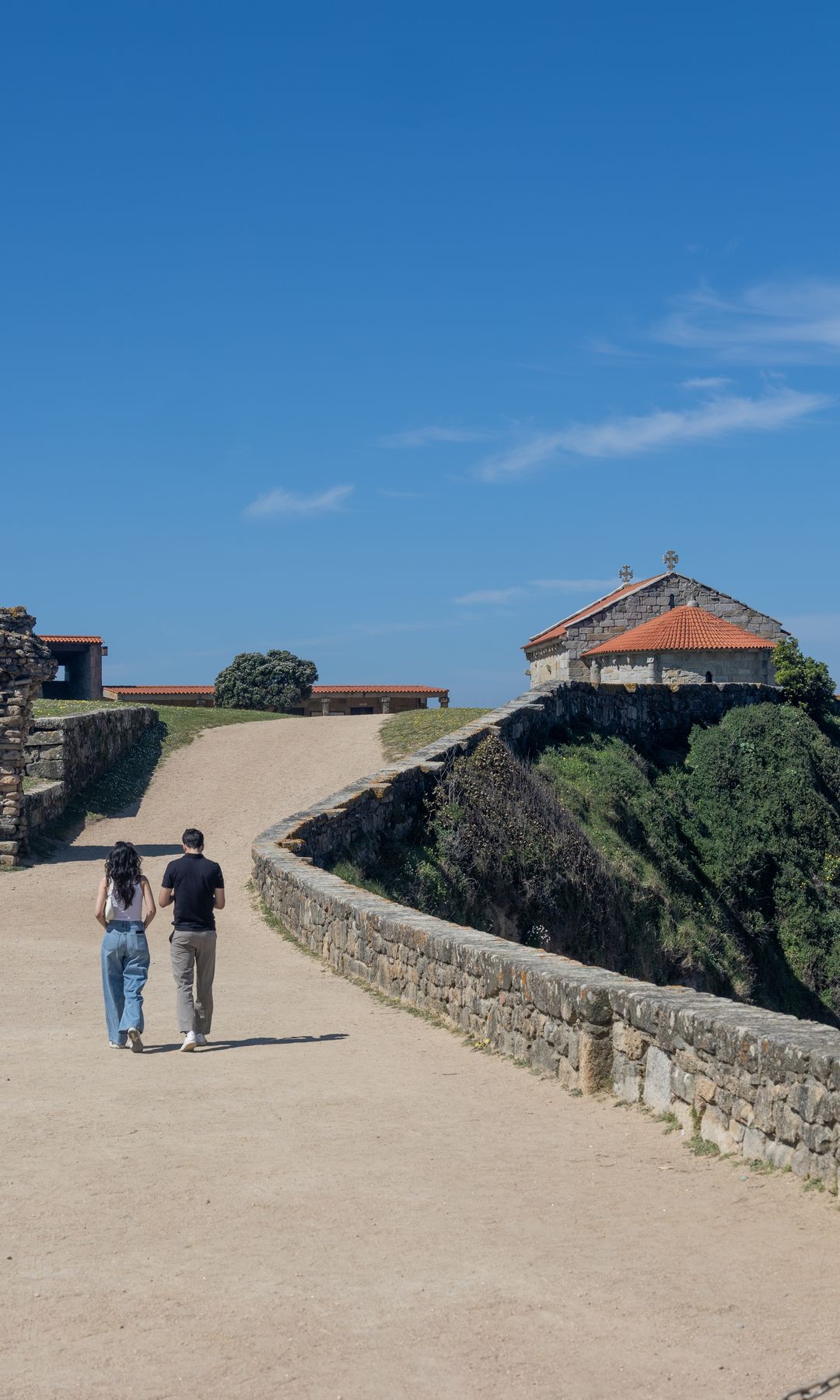 Caminando hacia la ermita de Nosa Señora da Lanzada, junto a la plaza de A Lanzada, Galicia