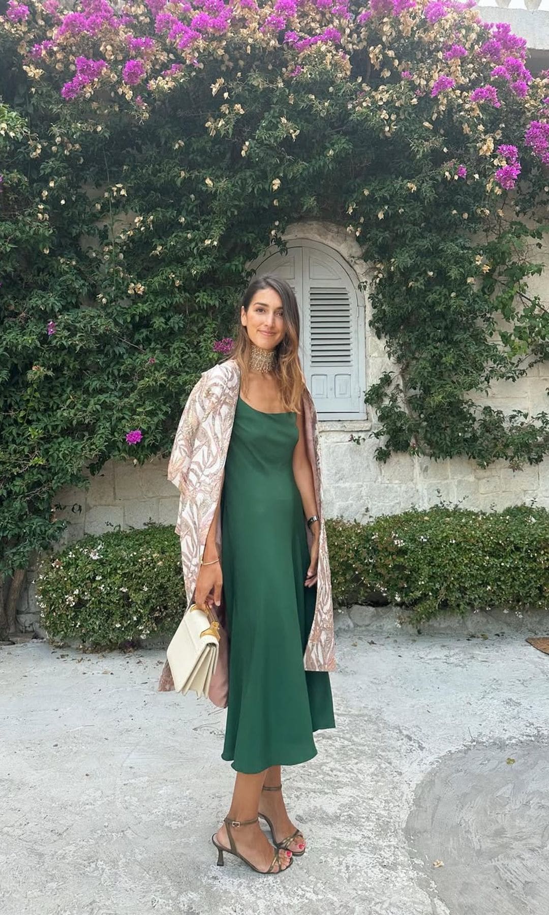 Look de invitada con abrigo