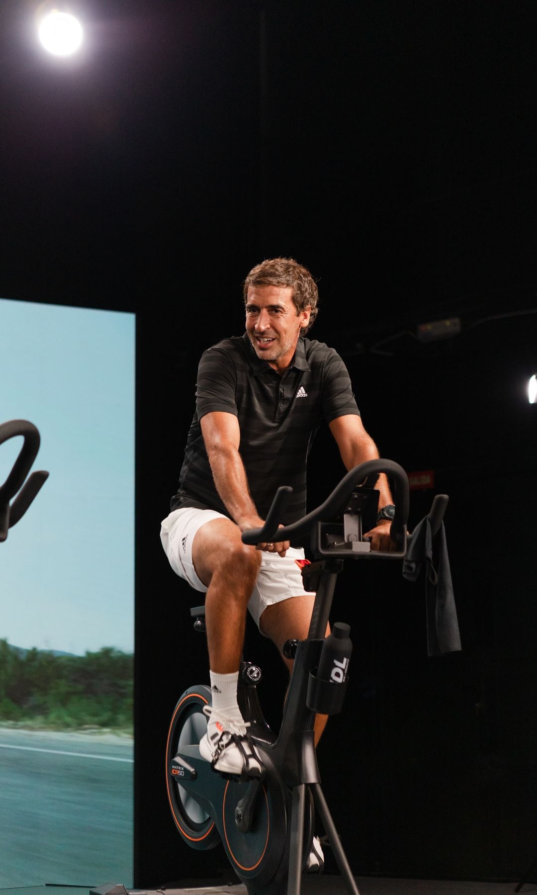 Raúl González en una bicicleta estática