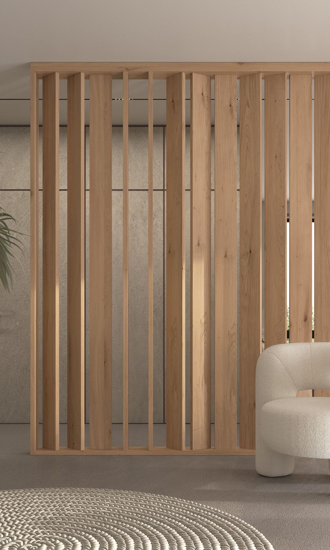 Separador de lamas verticales de madera, alfombra redonda y butaca blanca