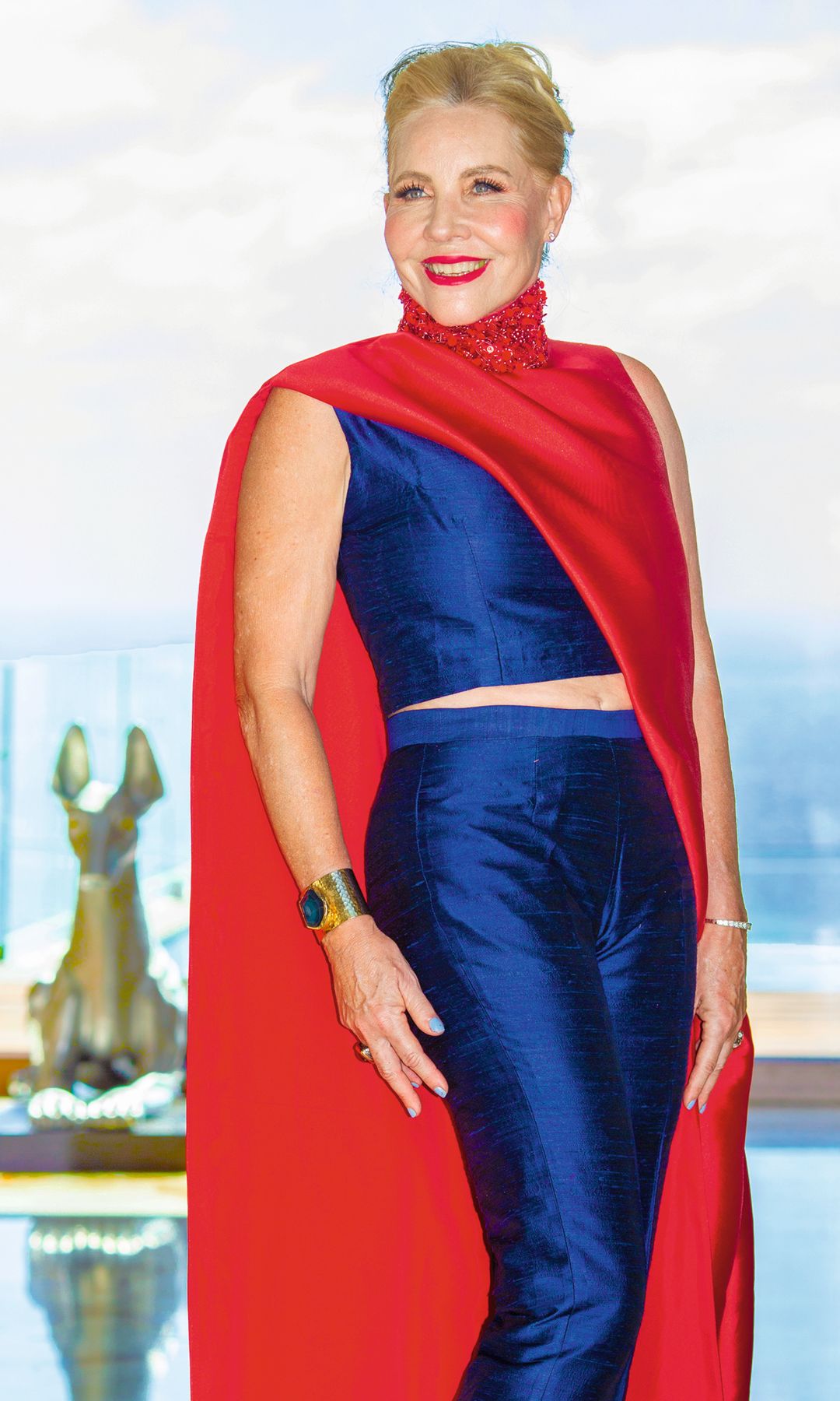 Gabriela posa en la terraza de la casa, donde pasa gran parte del año junto a su marido, con quien lleva 20 años de historia de amor