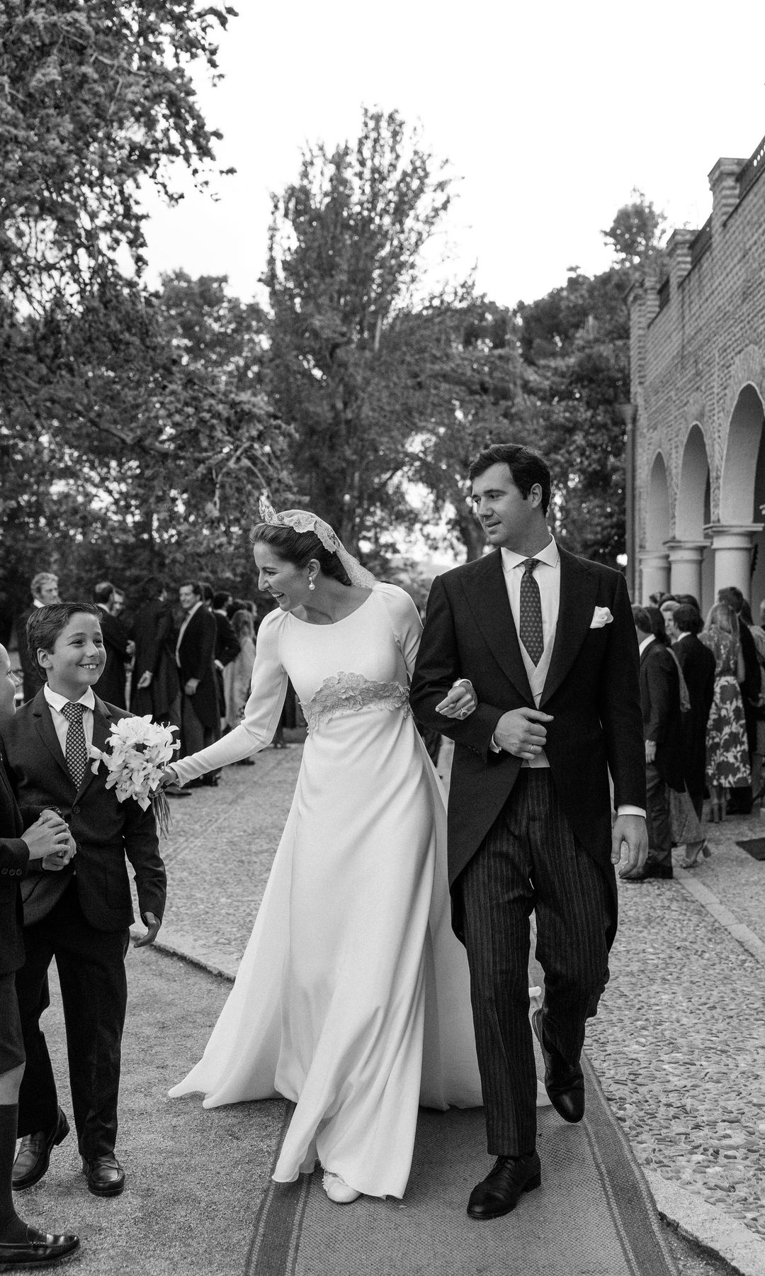 El look nupcial de Victoria López-Quesada, una novia clásica con vestido sencillo y tiara familiar