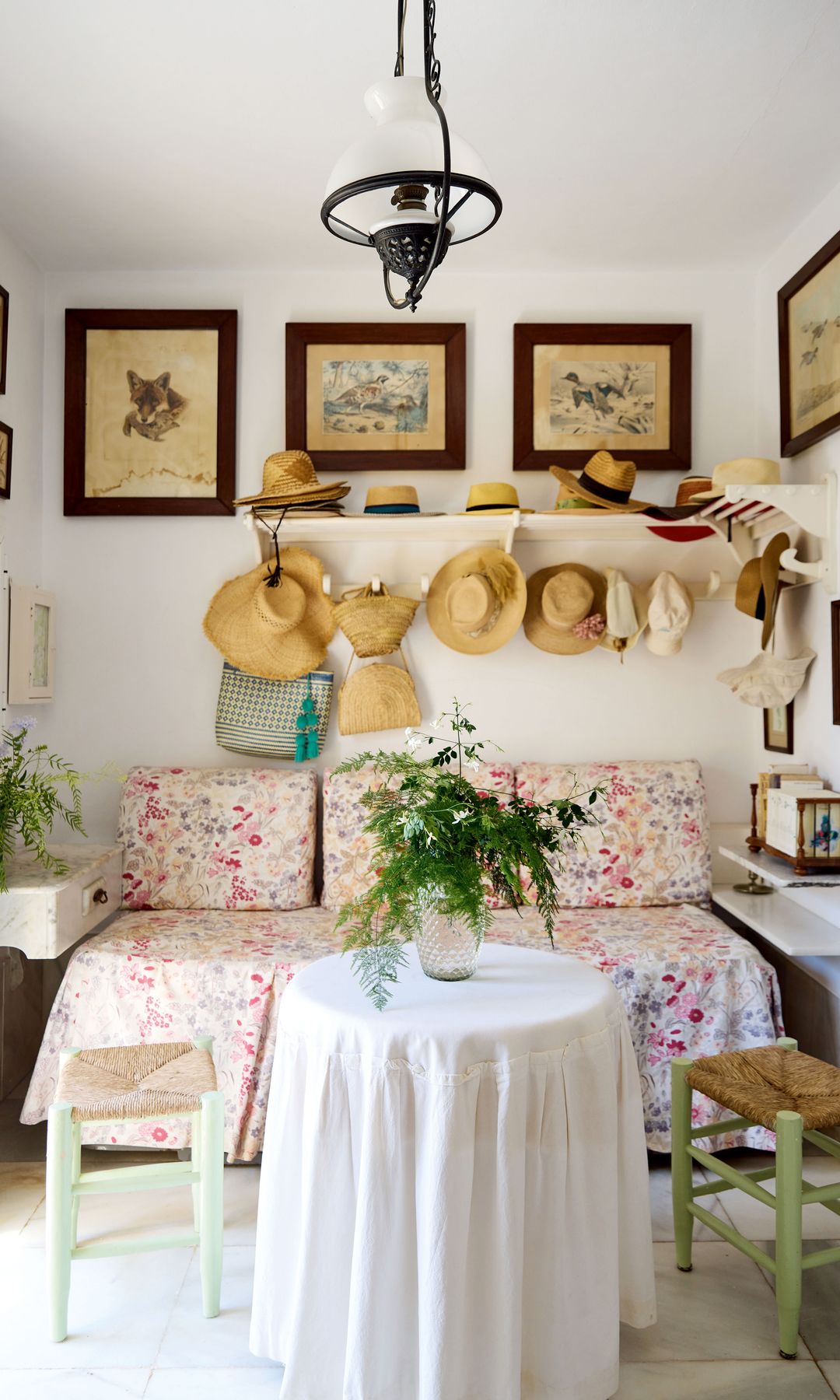 Vuelta al romanticismo: la casa, pensada para pasar todo el verano, está decorada con un estilo tradicional y romántico