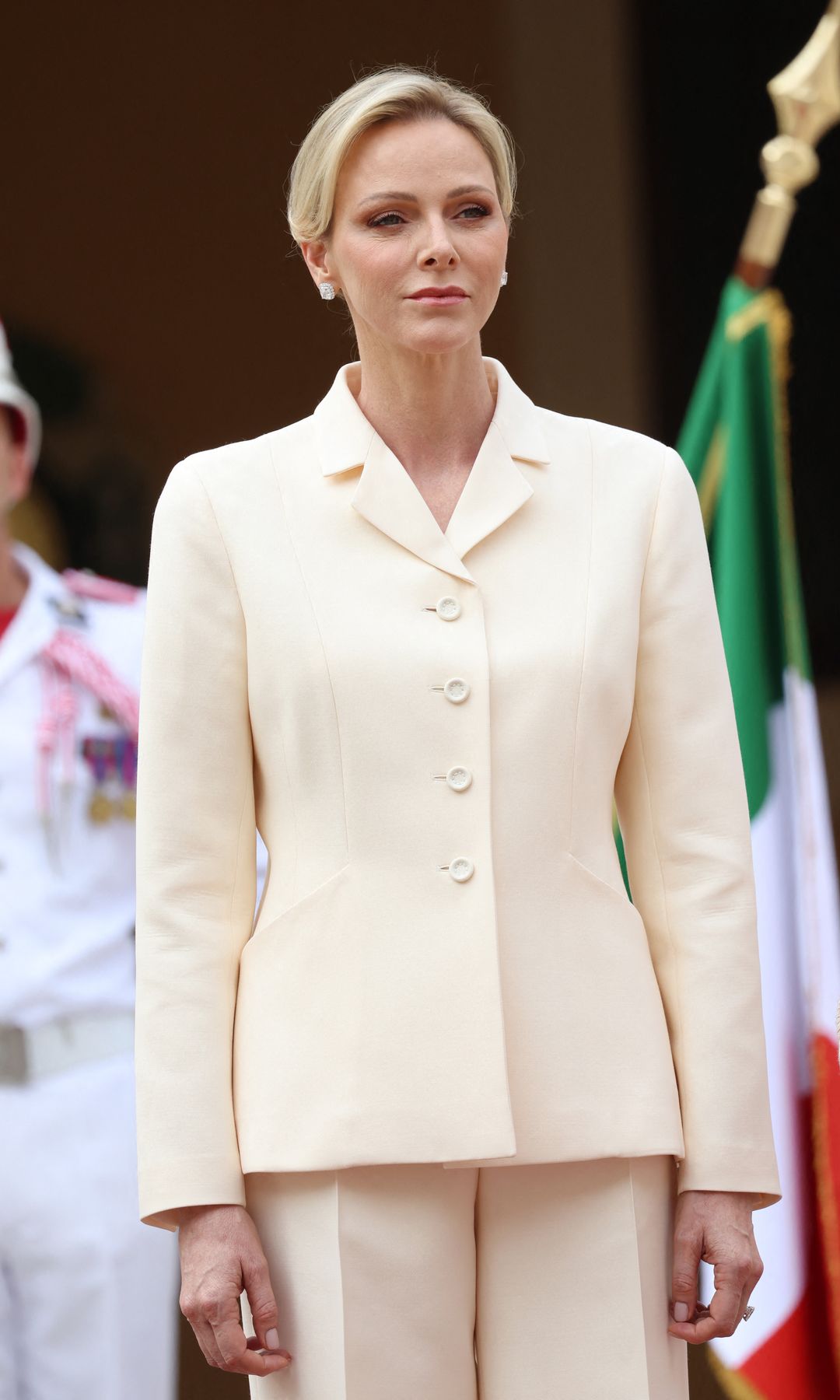 Charlene de Mónaco sigue los pasos de Kate Middleton y confirma que el traje es lo que mejor le sienta: "Ha llevado 4 diferentes en solo 15 días"