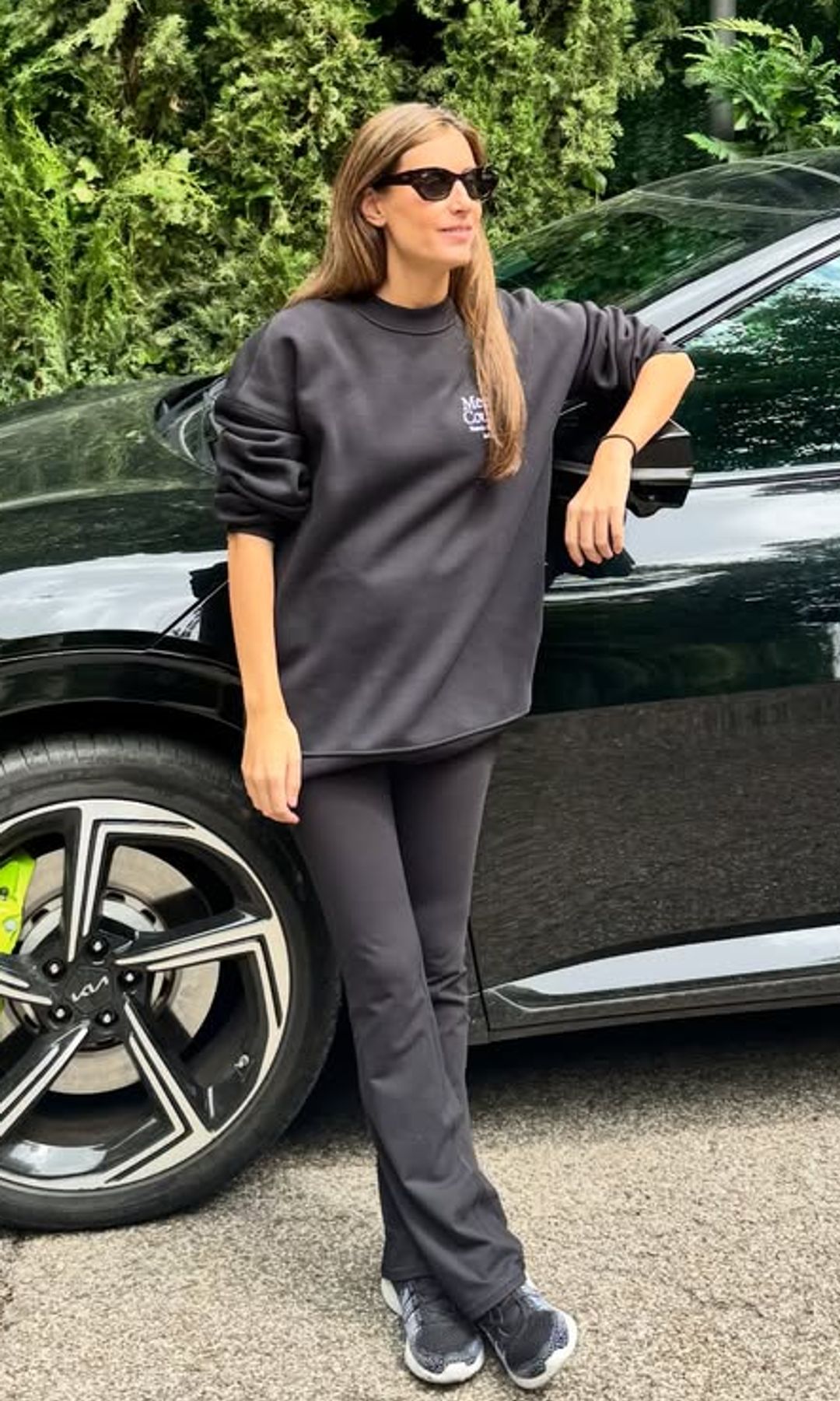 Ana Boyer reaparece tras dar a luz con la sudadera 'oversize' que podría haber tomado prestada del armario de Fernando Verdasco