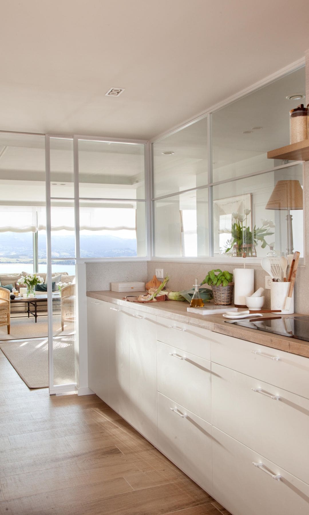 Cocina con cerramiento de cristal