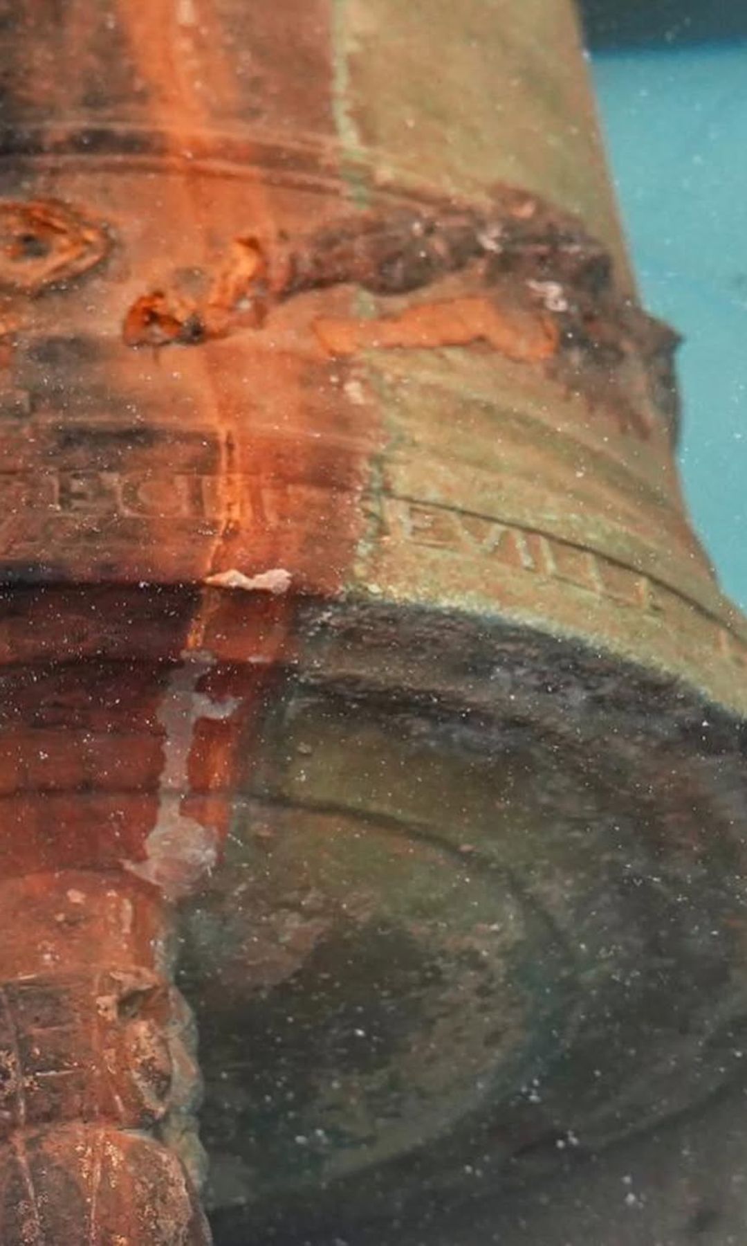En uno de los cañones recuperados del galeón San José aún se distingue la inscripción “Sevilla”, una pista clave sobre su origen y fabricación