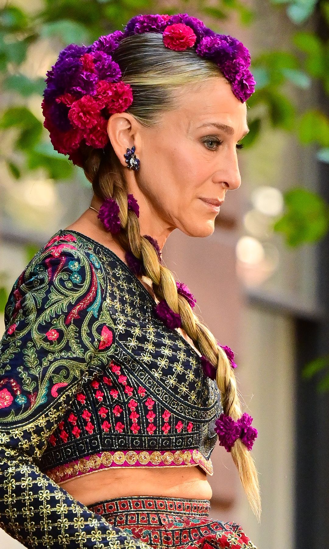 Sarah Jessica Parker con trenza adornada con flores en el set de And just like that
