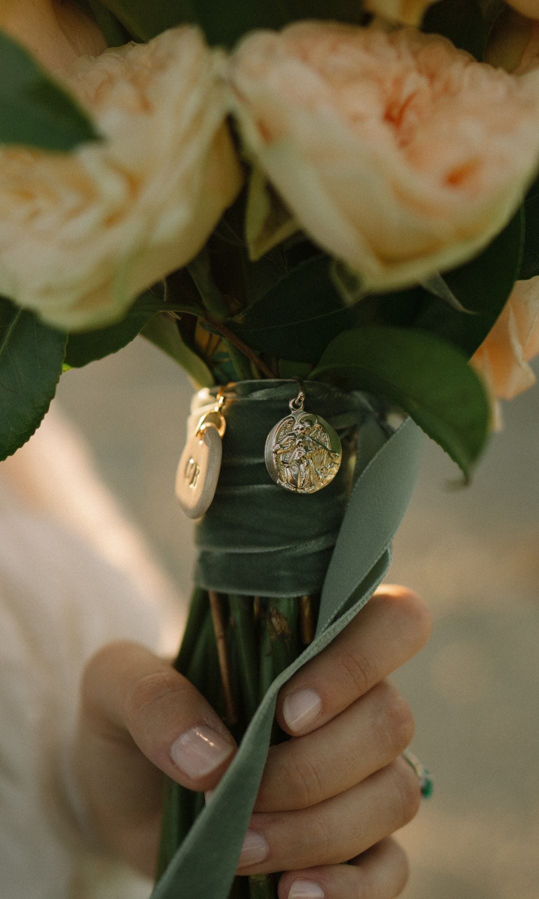 Ramo de novia de rosas inglesas con cinta verde y medallas