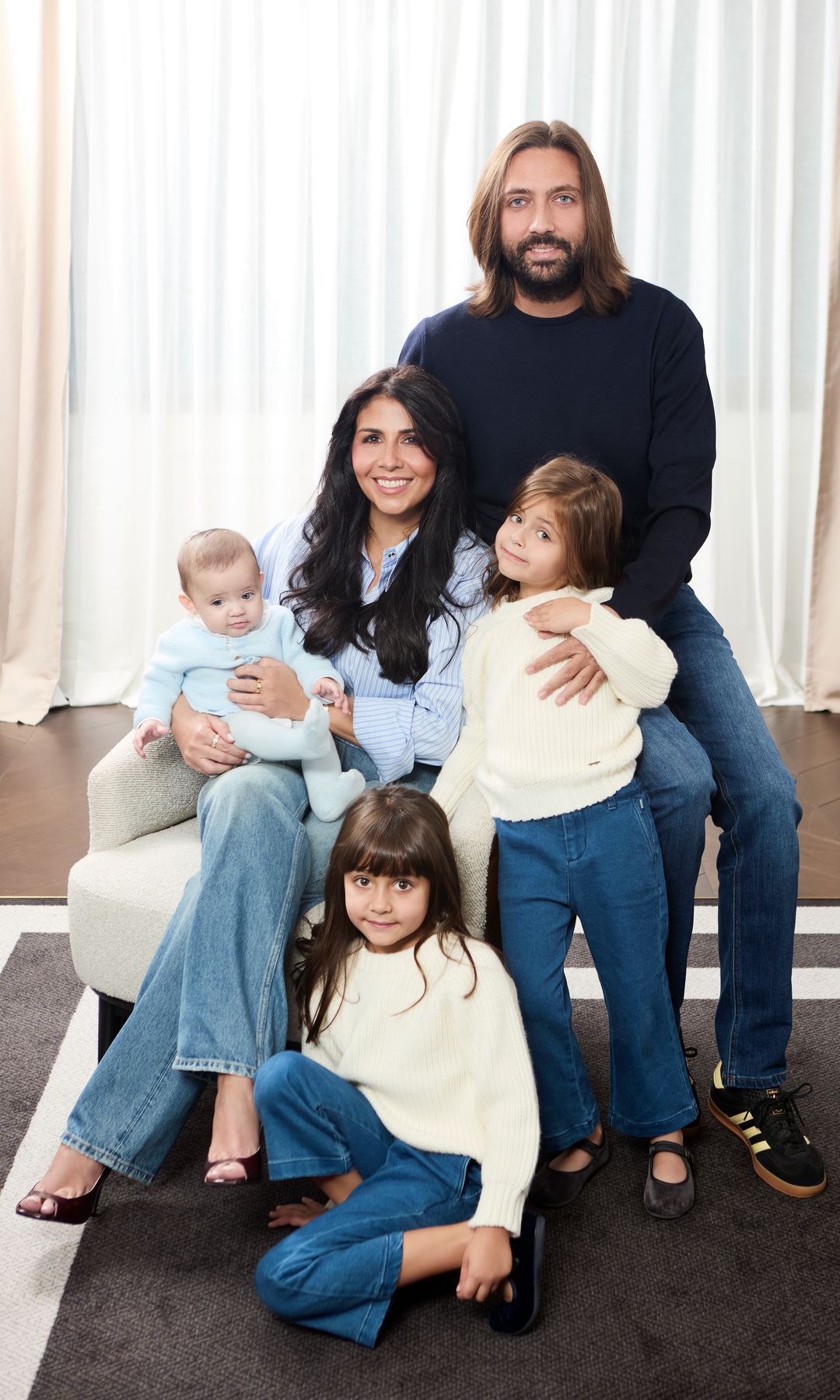 Sara Verdasco y Juan Carmona con sus hijas: las mellizas Carmen y Valentina, de cinco años, y Sara, de cinco meses