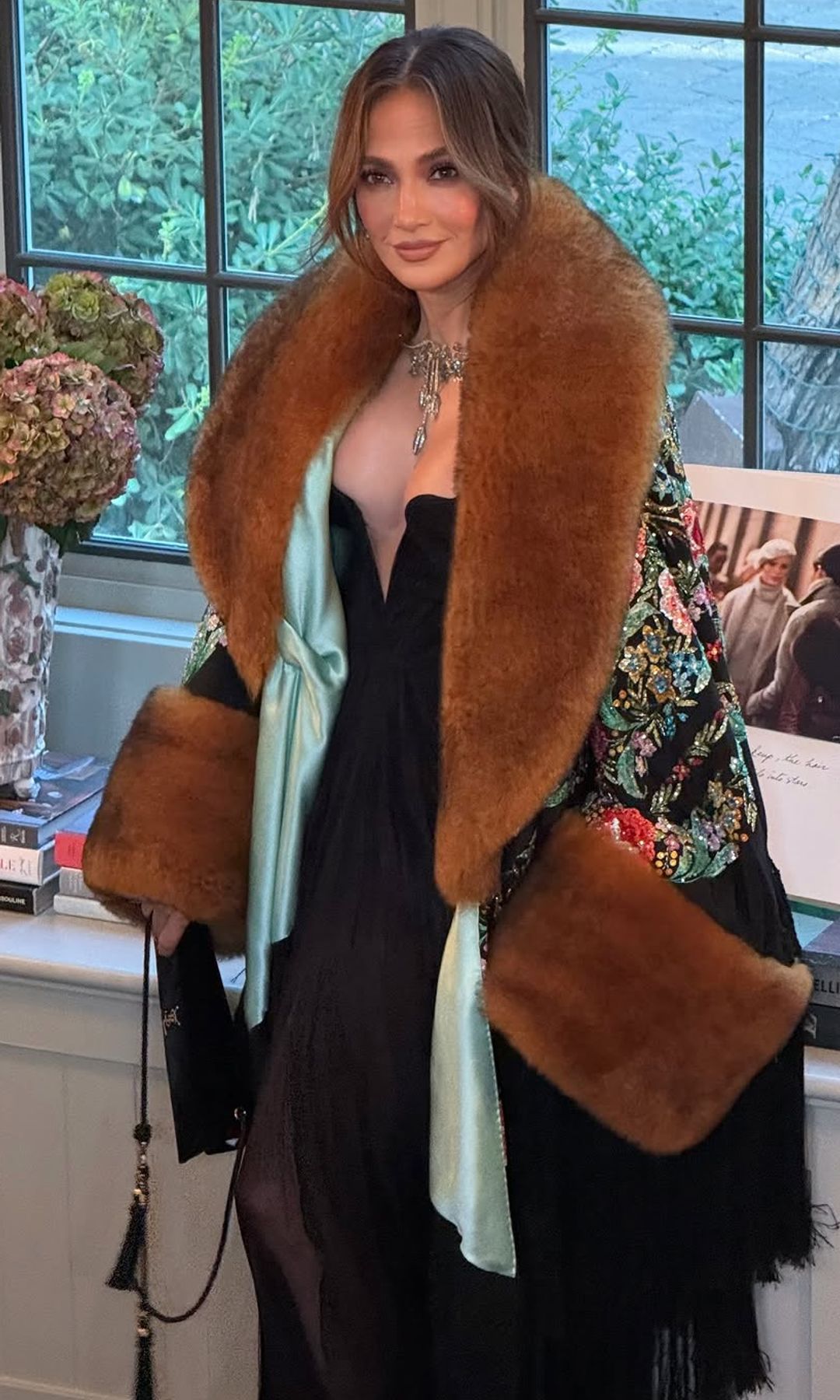 Jennifer Lopez paraliza la Ópera con un mantón de Manila: "A pesar de tener más de 100 años, aporta lujo y distinción"