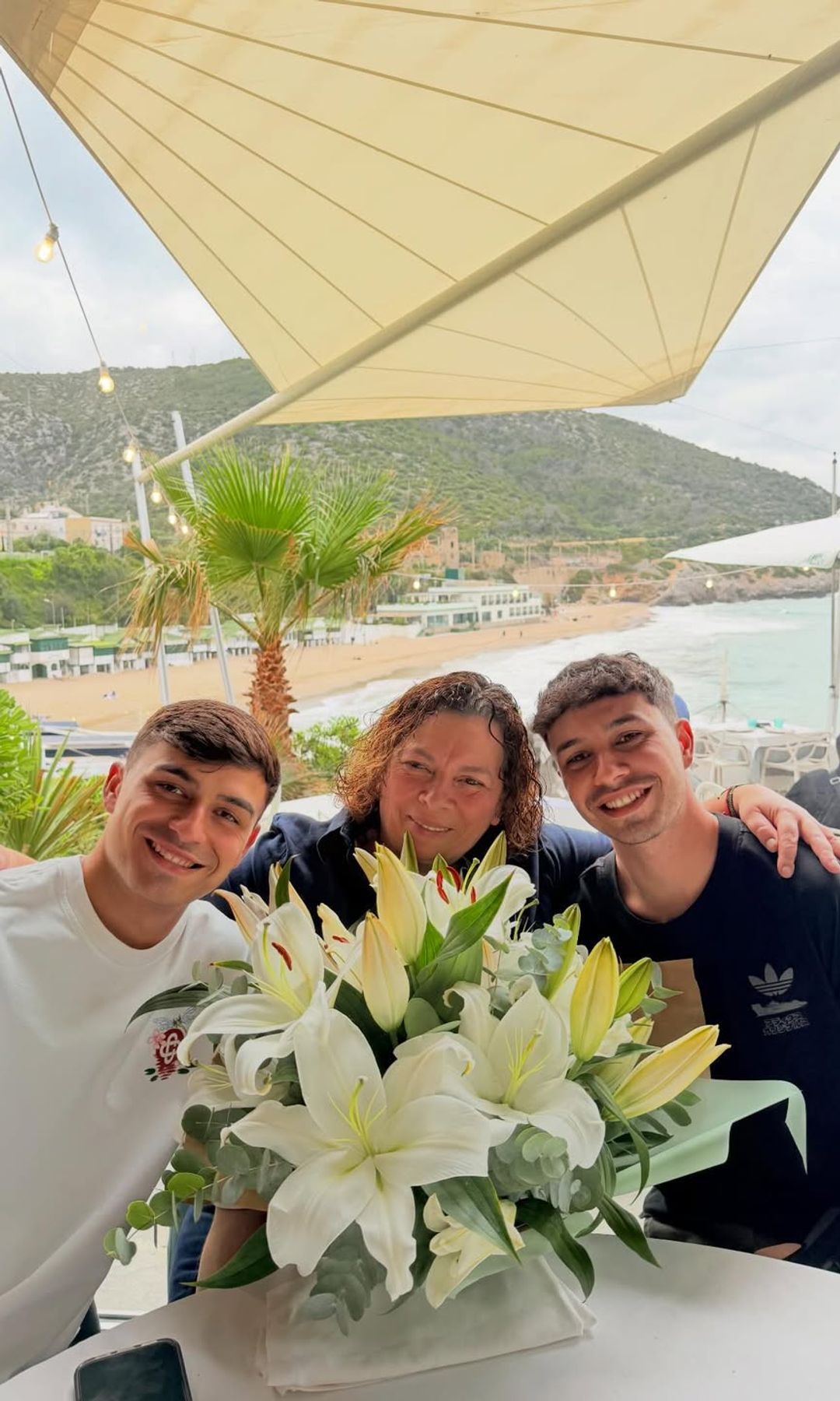Pedri en Tenerife con su madre y su hermano