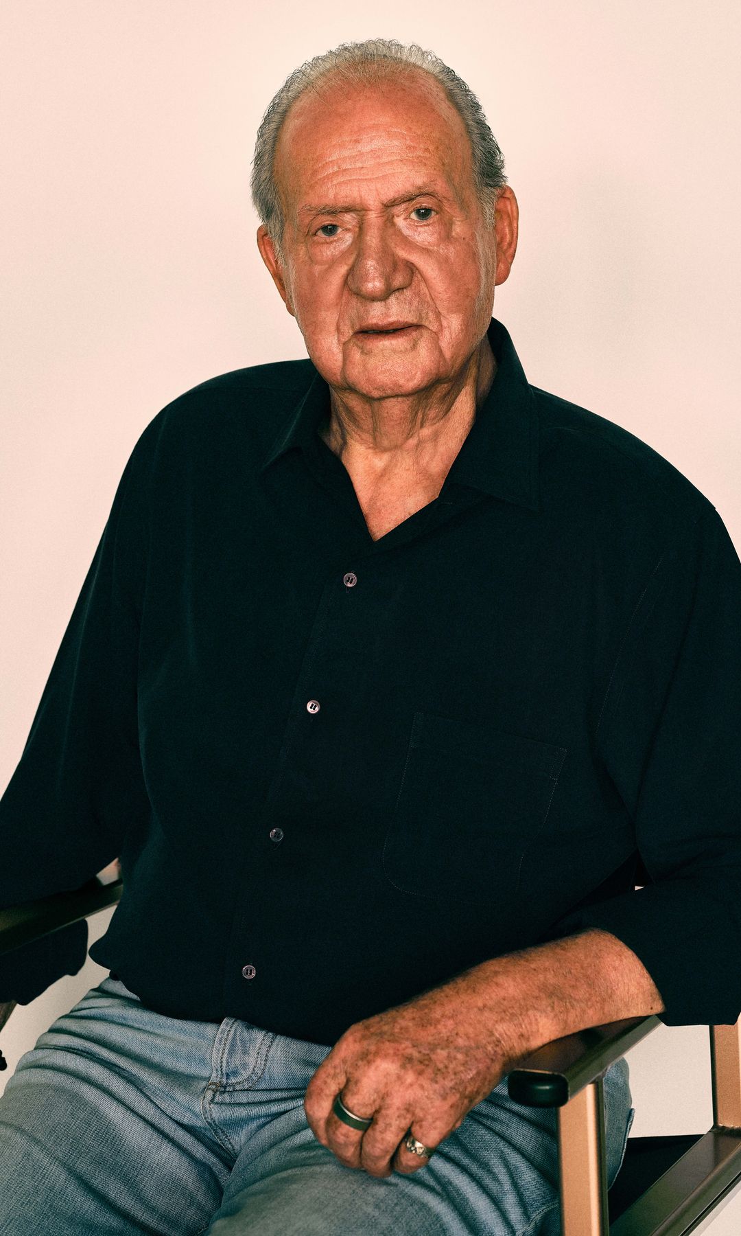 El Rey delante de un retrato suyo vestido de regatista por el pintor Hernán Cortés