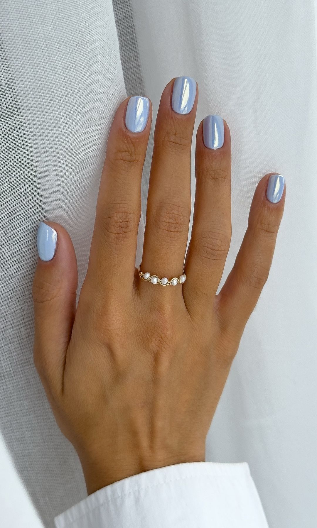 Manicura azul bebé