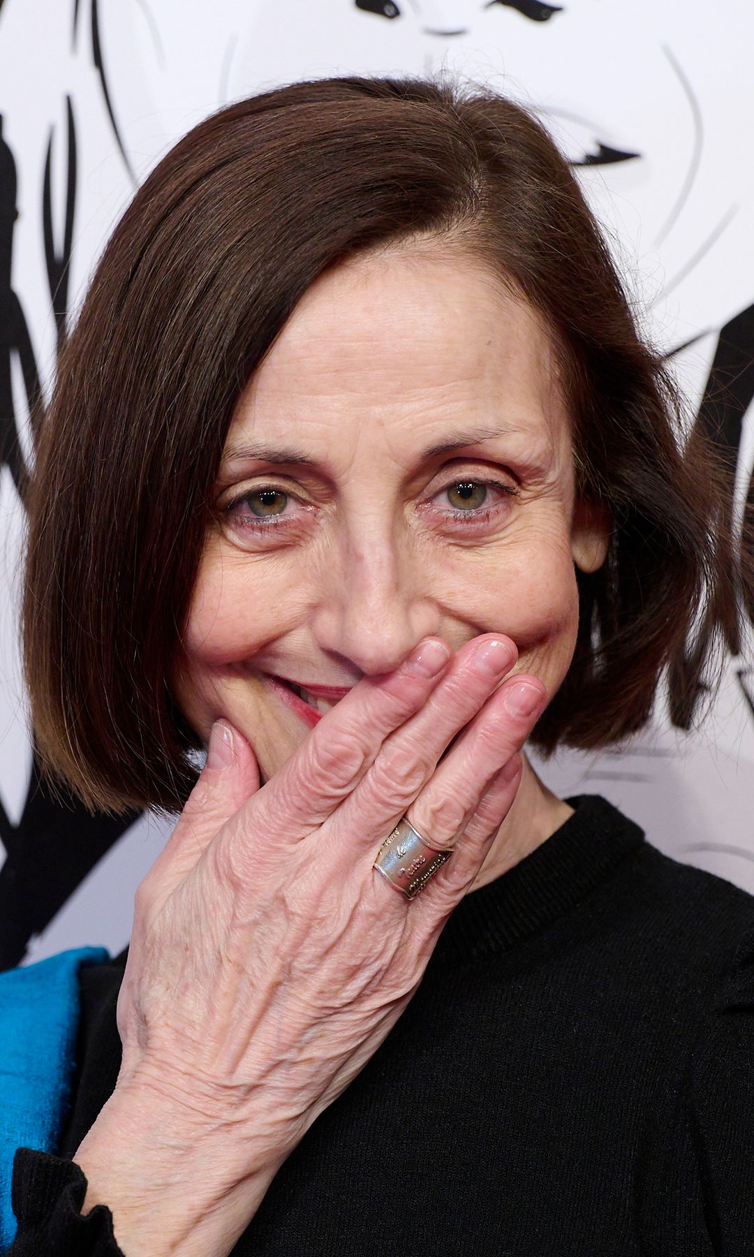 Carme Elias sonriendo con la boca tapada