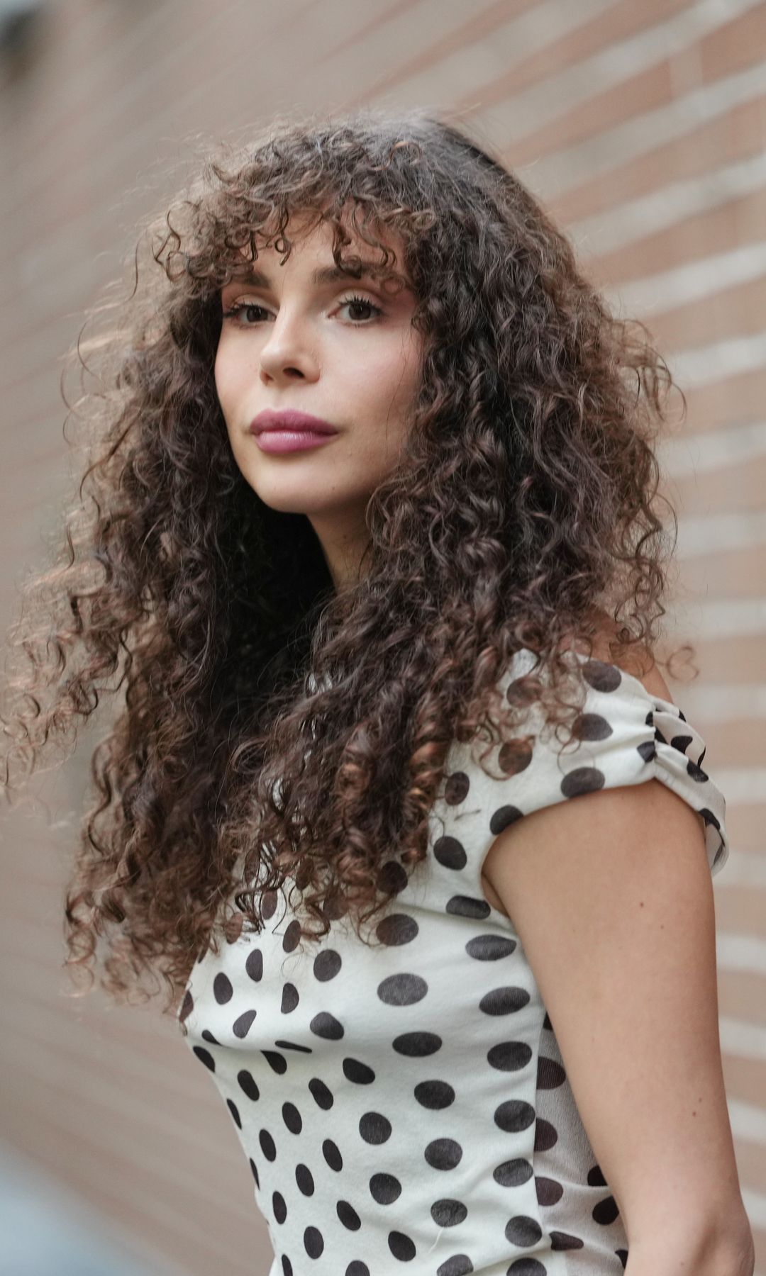  Corte de pelo rizado con flequillo