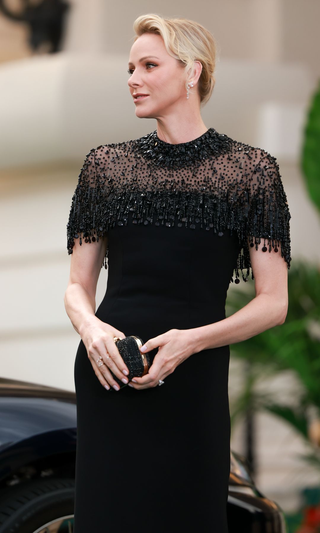 Charlene de Mónaco brilla con su vestido de fiesta de 3.000 euros que conecta con Kate Middleton: un diseño con escote de pedrería