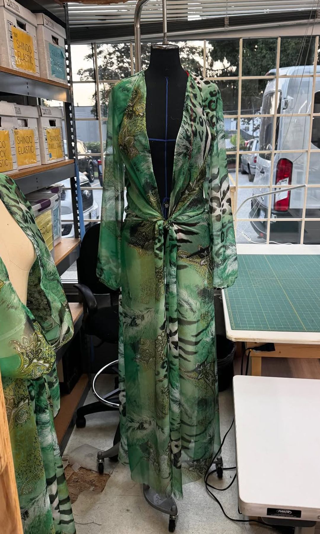 El vestido Jungle de Jennifer Lopez en Off Campus