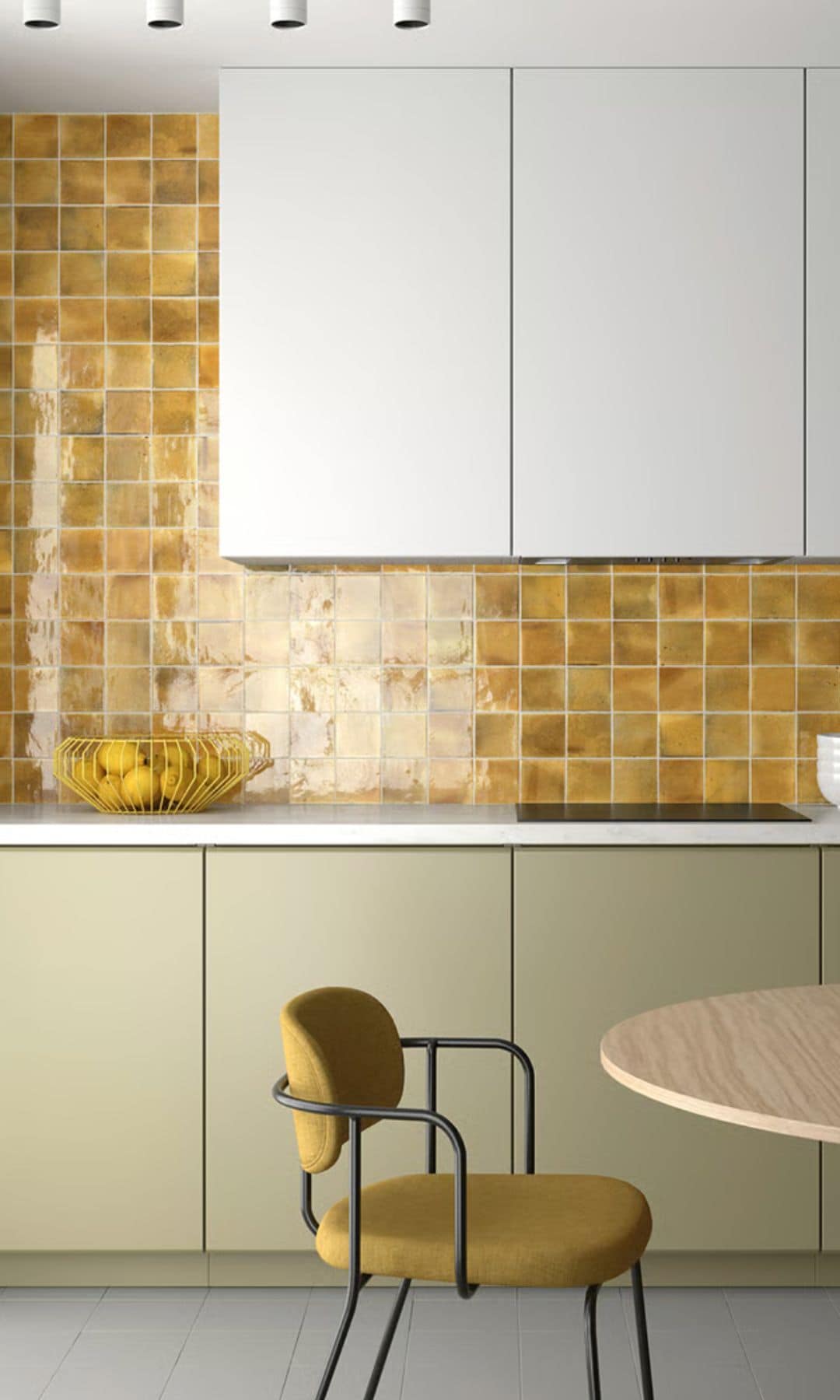 Cocina con azulejos combinados en distintas tonalidades