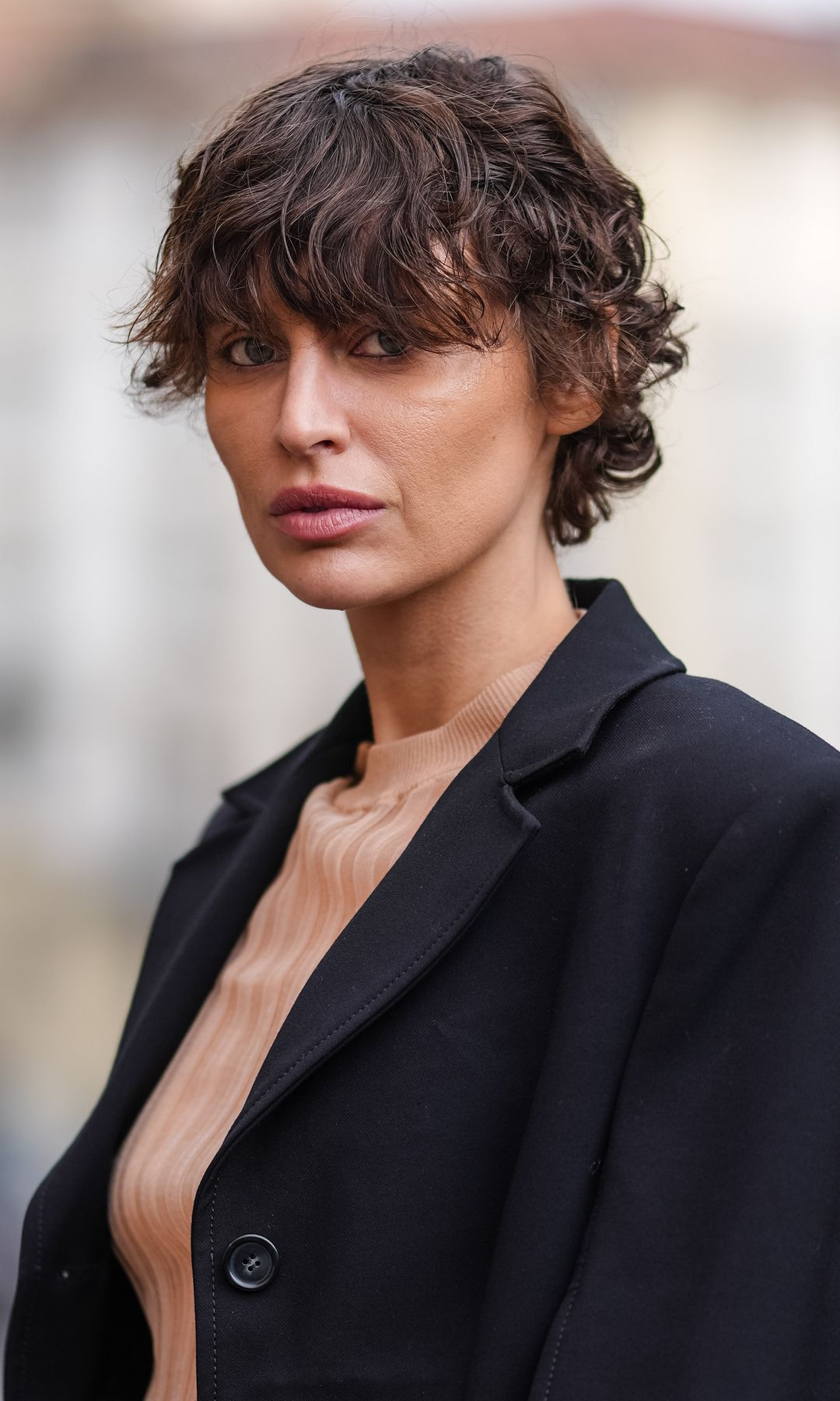 Mujer con cabello corto