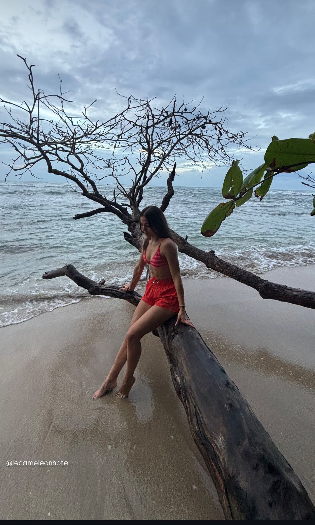 Yare Santana disfruta de las bellas playas en Costa Rica