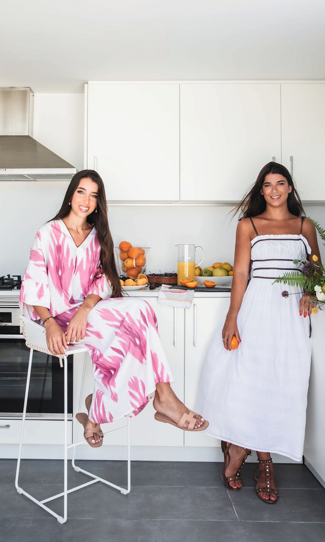 AMPLITUD DE MIRAS
María, sentada, y Lydia, de pie, en la cocina