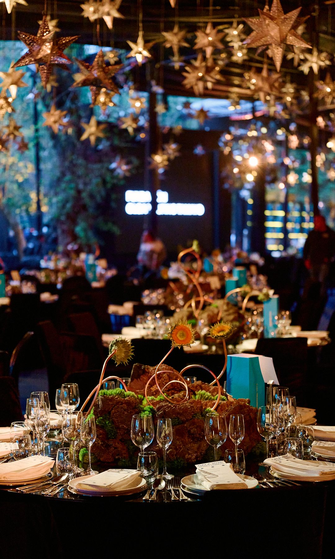 Durante la gala, los invitados disfrutaron de una deliciosa experiencia gastronómica.