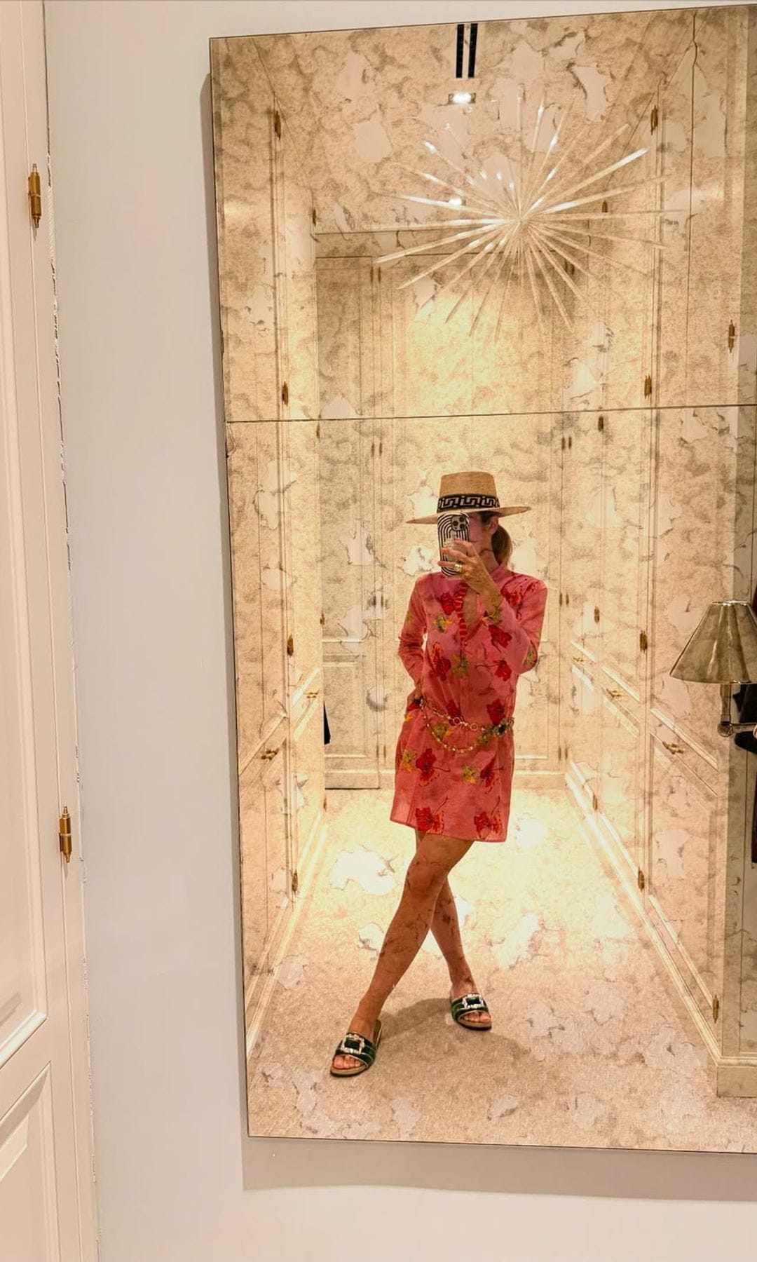 Inés de Cominges con vestido estampado y sombrero en su escapada familiar al campo