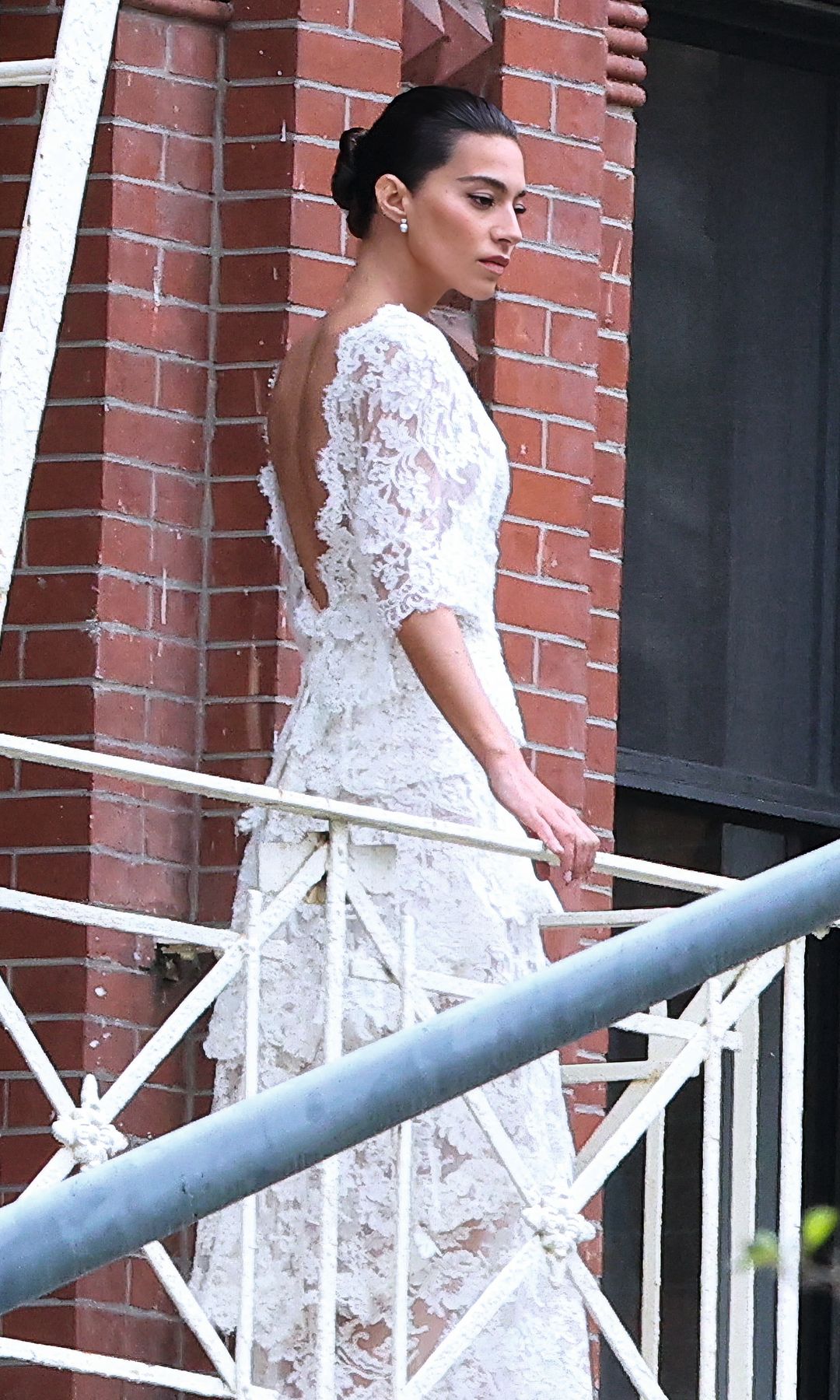 Rocío, lista para salir hacia la iglesia, posa vestida de novia en la escalera de incendios de su casa de Tribeca