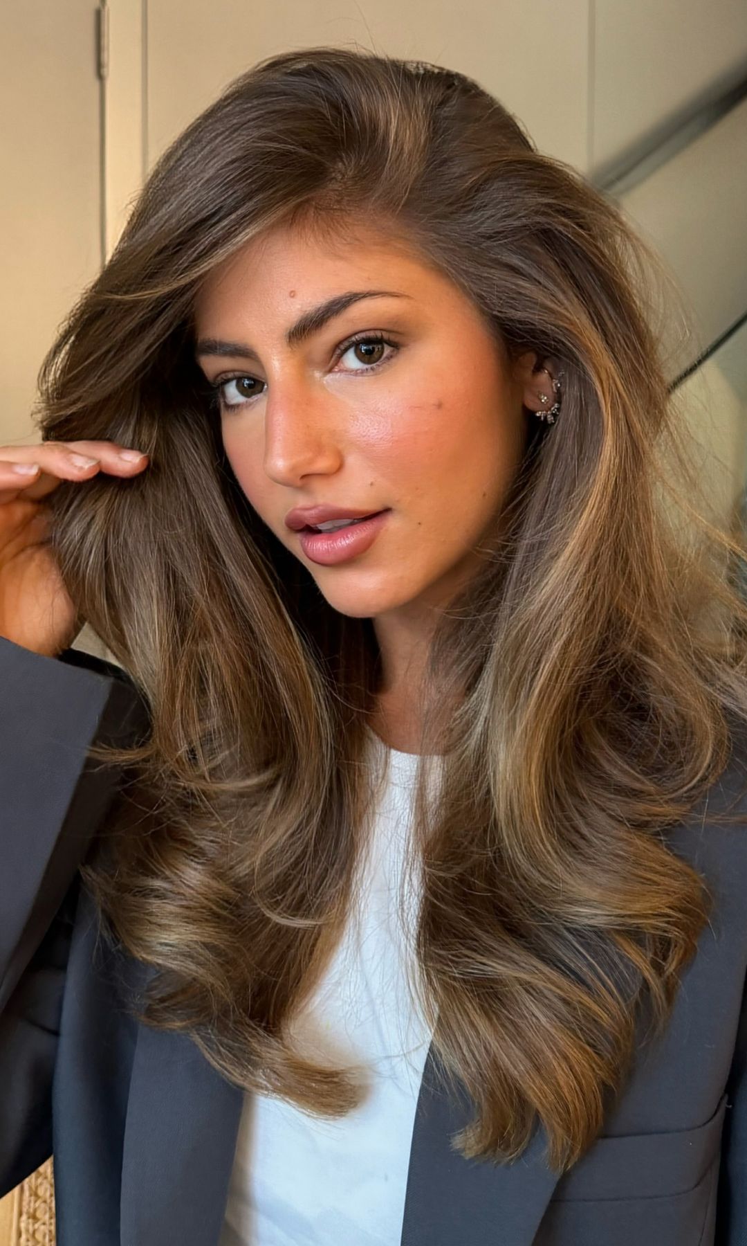 Cabello castaño iluminado 