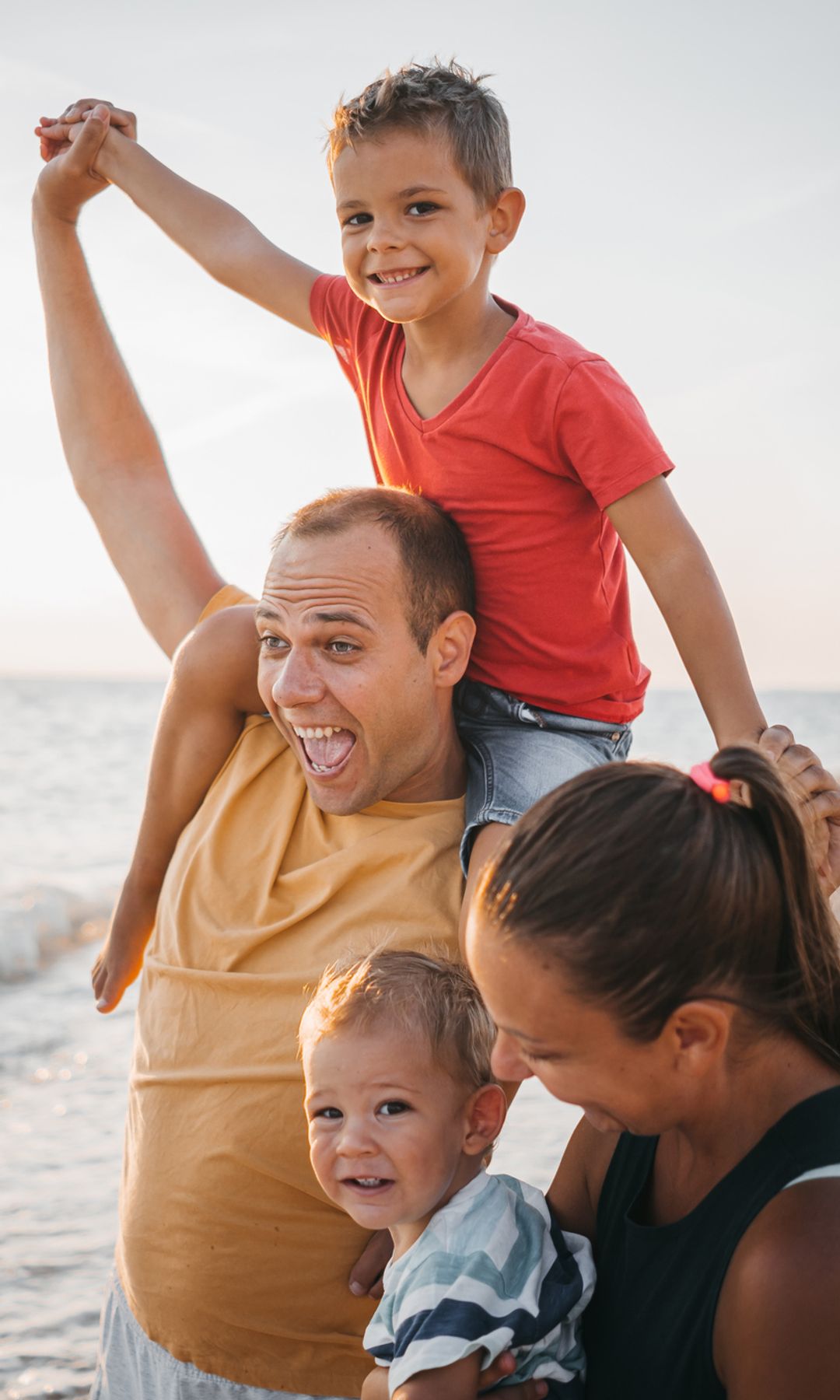 Familia feliz en la playa