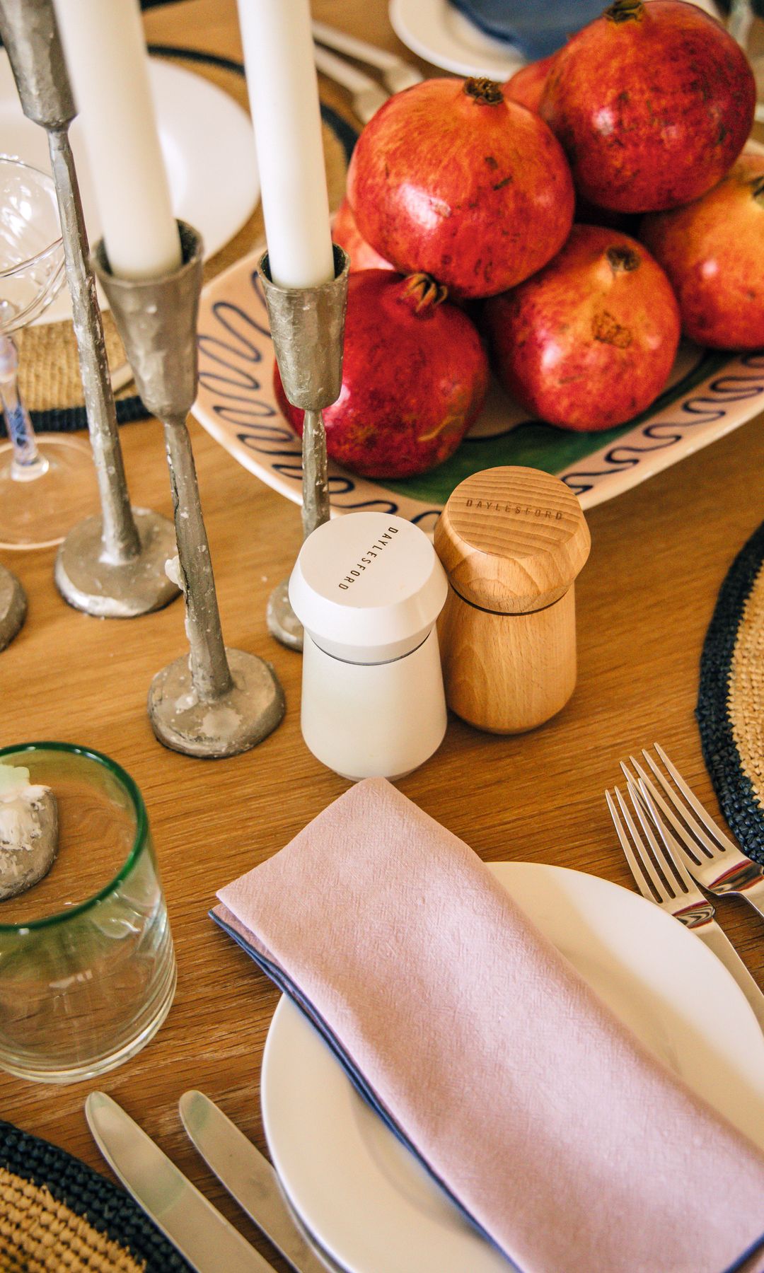 Detalles de la decoración de la mesa con candelabros y granadas