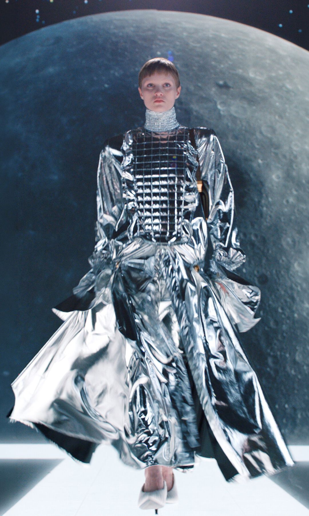El diablo ya no viste de Prada, lo hace la NASA: la moda de lujo da el salto de las pasarelas a la Luna