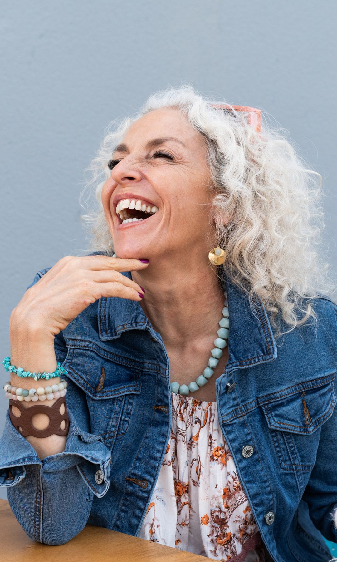 Mujer mayor feliz riéndose