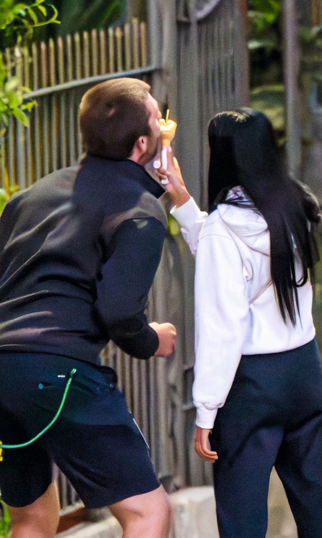Juan Urdangarin y su novia, Sophia dando un paseo mientras comína un helado de cucurucho 