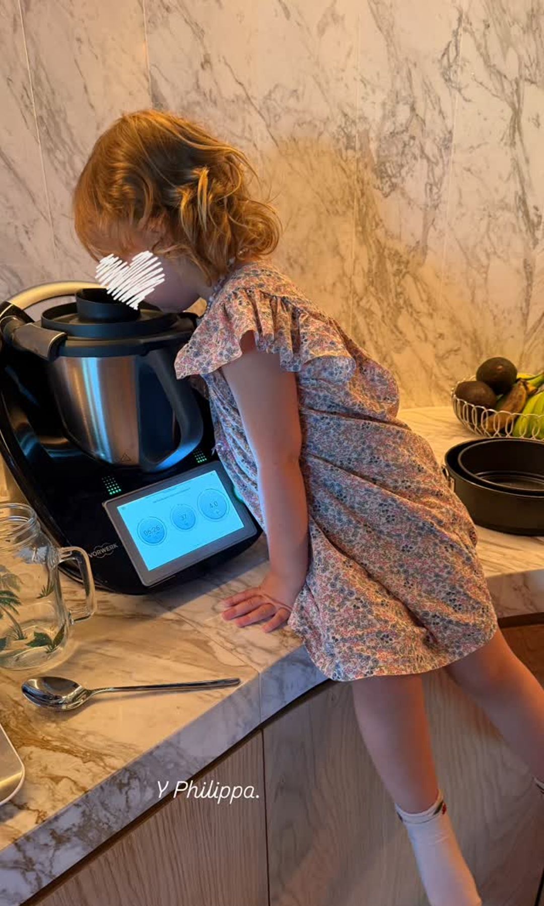 Concentrada y muy aplicada, Philippa ejerció de pinche de cocina