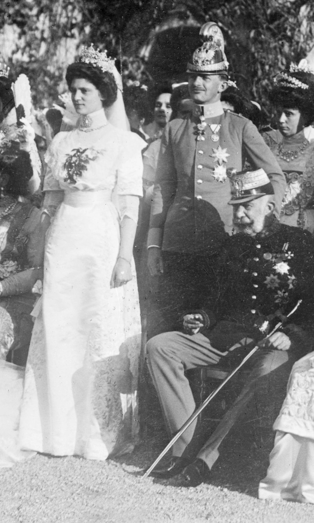 Francisco José I, emperador de Austria, sentado junto a los novios