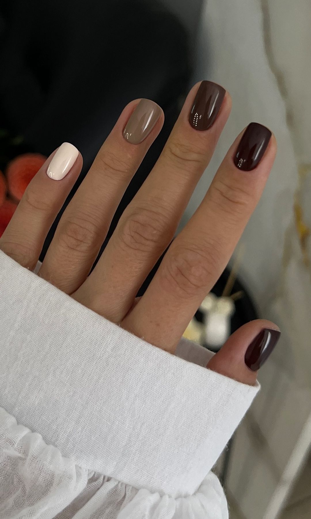 Manicura en tonos marrones