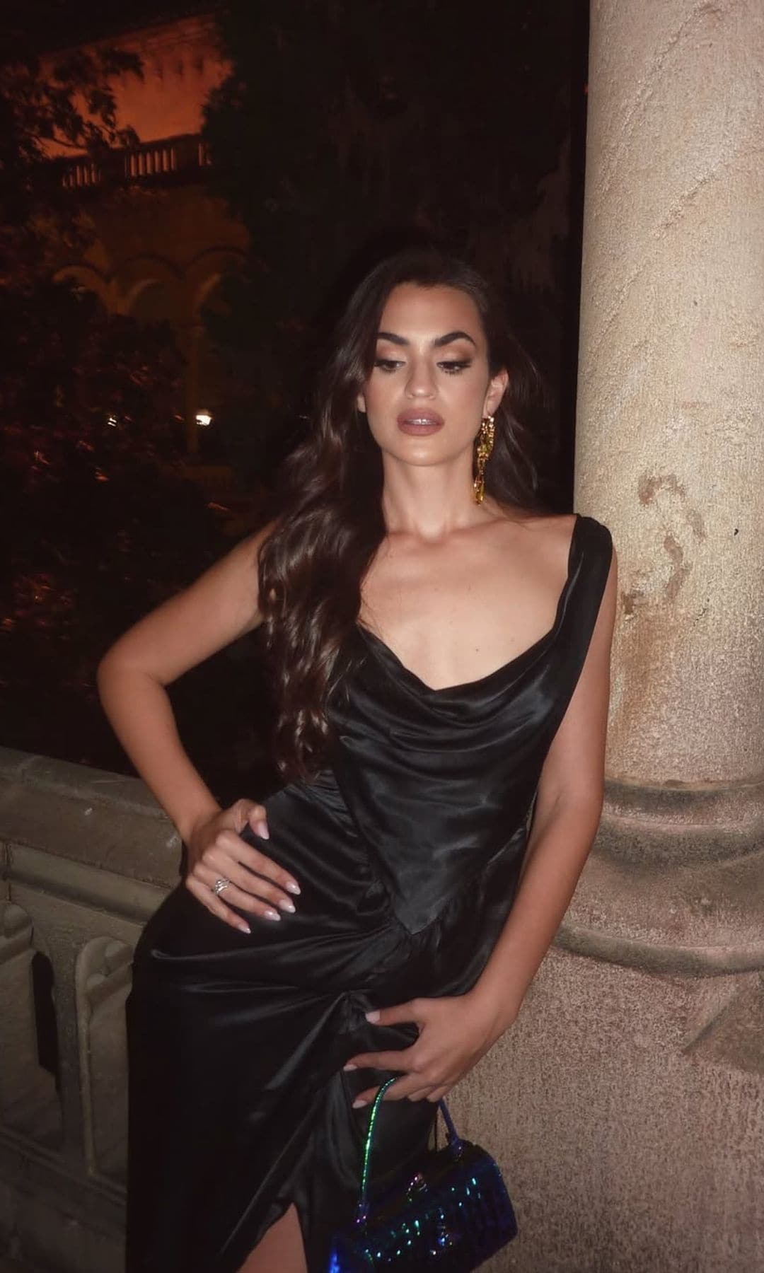 Marta Lozano con look de invitada