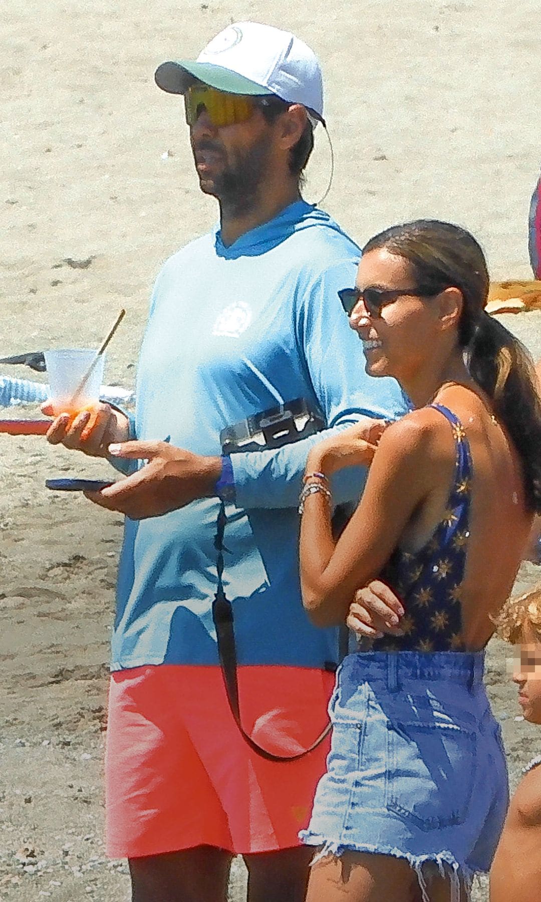 Ana Boyer y Fernando Verdasco vigilan a sus dos hijos mayores en la orilla