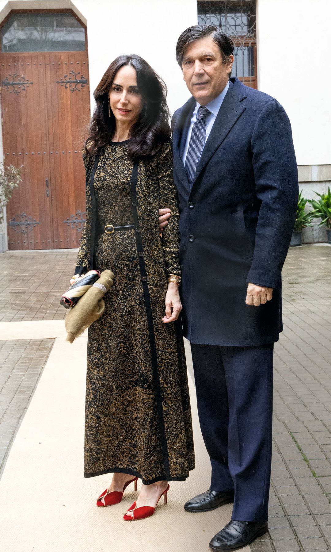 Amparo Corsini y su marido, Manolo Falcó, marqueses de Castel-Moncayo, posan a su llegada a la iglesia donde tuvo lugar la ceremoni