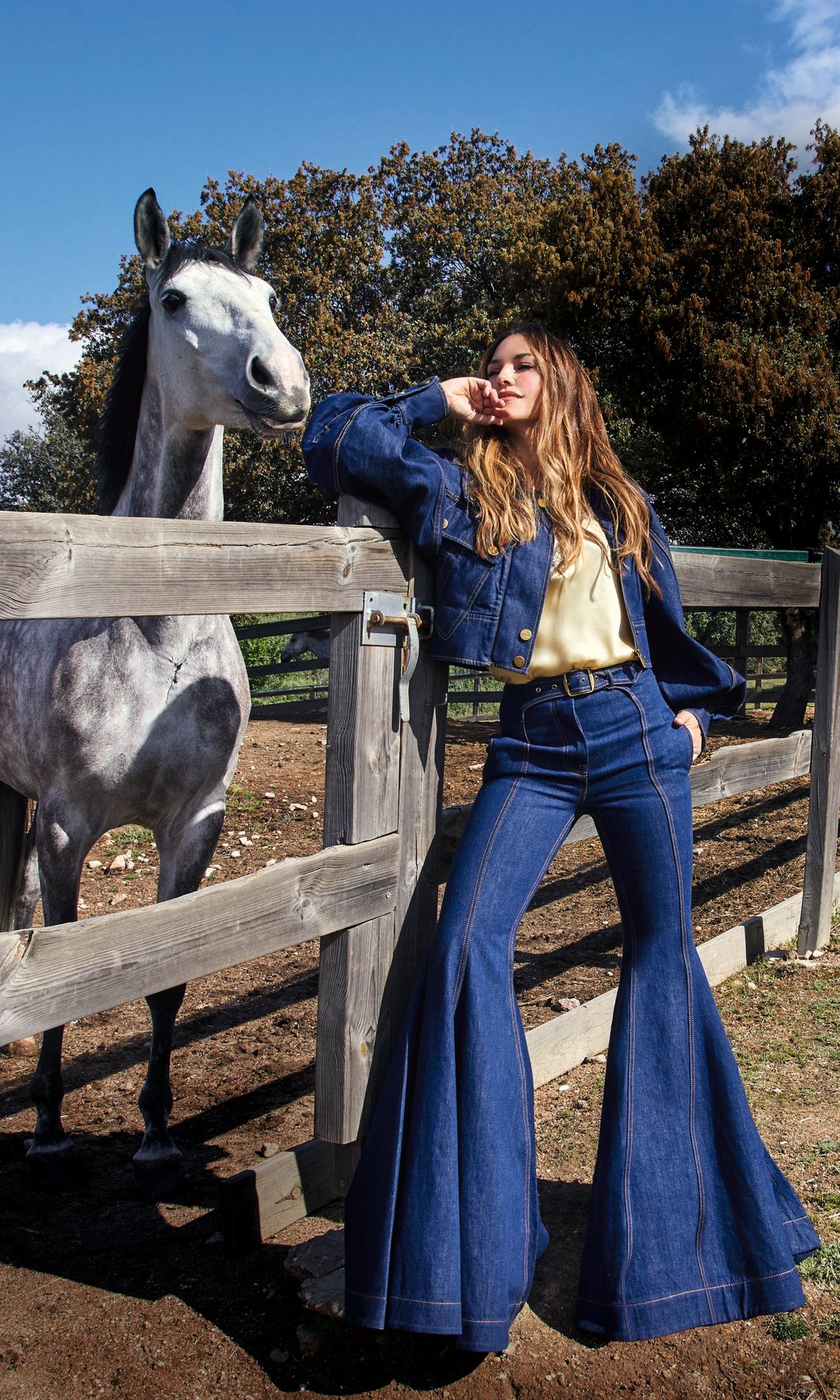 Helen lleva "jeans" y cazadora de Zimmermann, top lencero de Intimissimi, pendientes de Bvlgari y collar de Chaumet