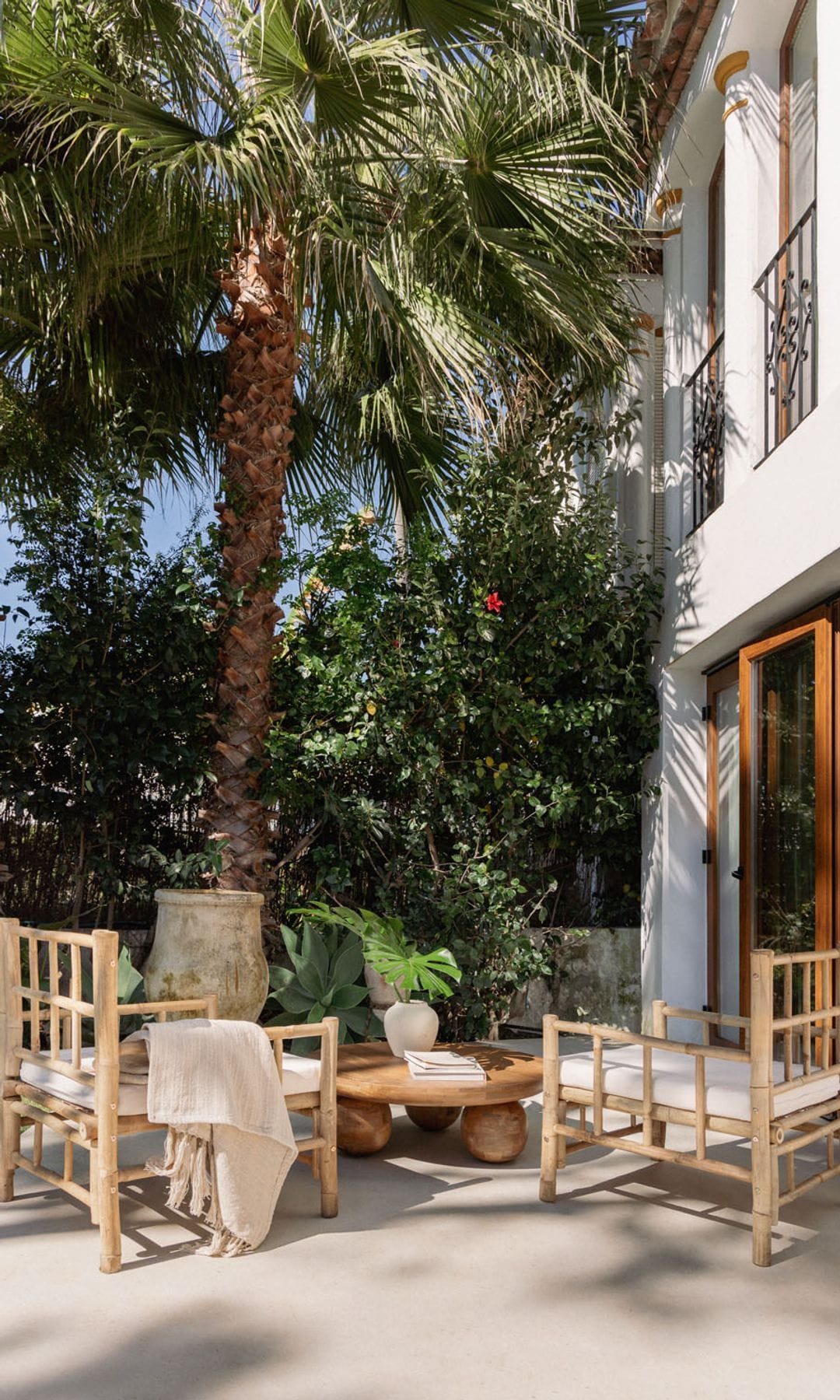 Exterior de Casa Manuela, de Paula Ordovás, con muebles de Sklum