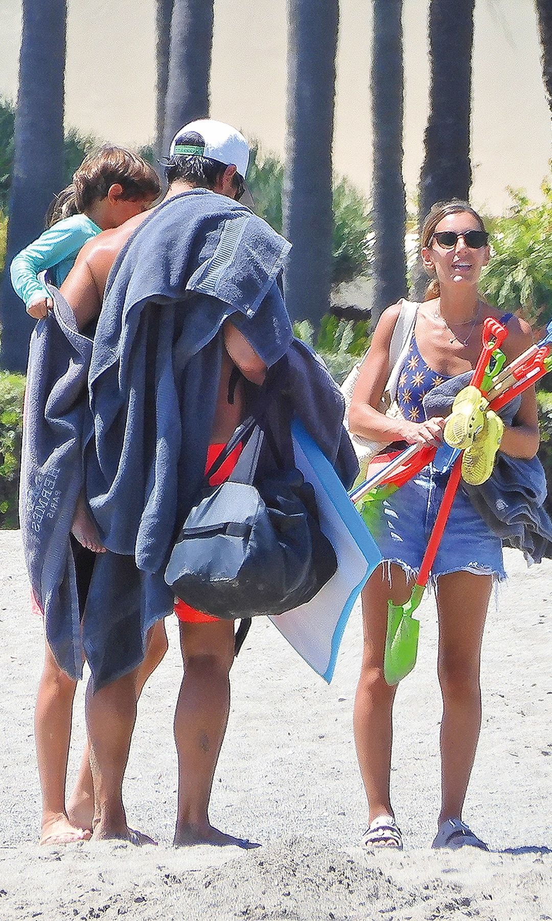 La hija de Isabel Preysler y el tenista llevan los juguetes de playa de sus hijos