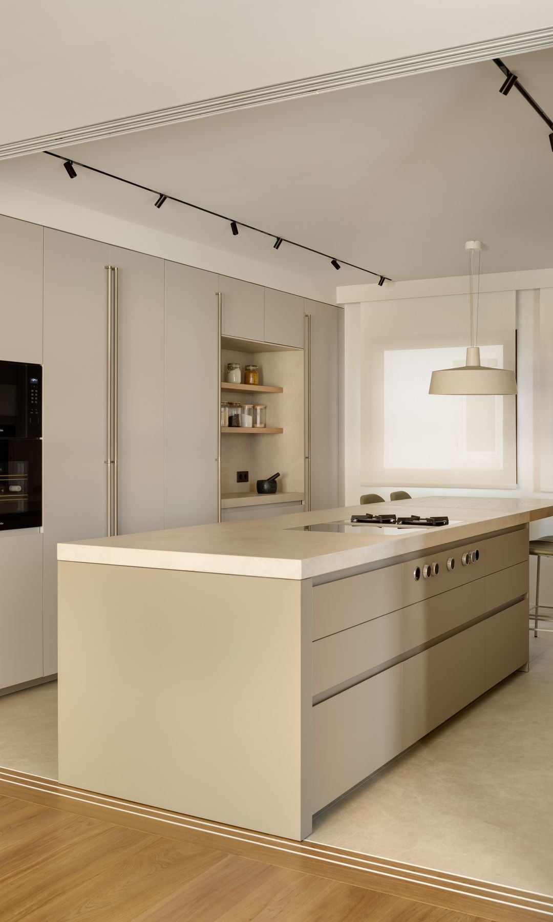 Cocina con muebles en columna e isla
